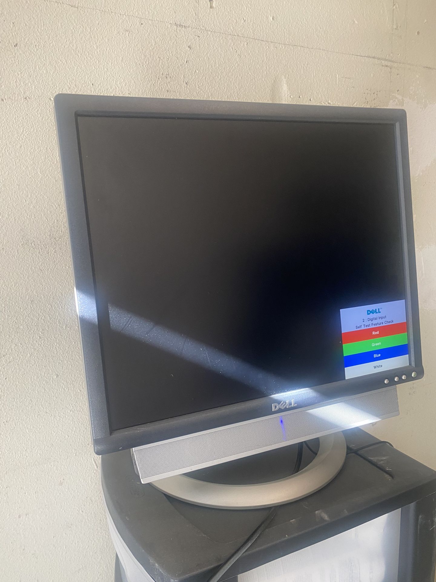 Dell UltraSharp 1905FP 19" LCD Monitor With Speaker Attached