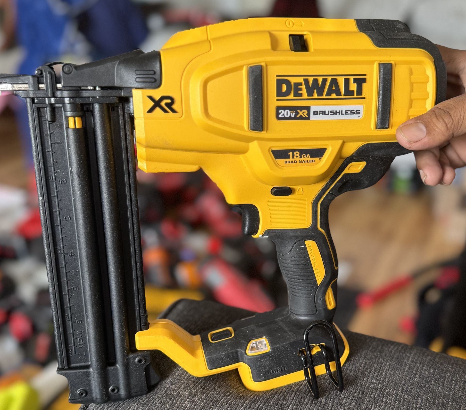 DEWALT 20V MAX XR Lithium-Ion Cordless 18-Gauge Brad Nailer with 20V MAX
