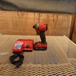 M18 fuell milwaukee brushless, drill pila y cargador