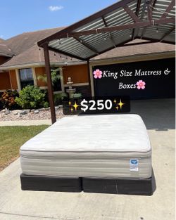 Used King Size mattress & box-Springs $250 for everything   Pick up north of Weslaco or can deliver for extra Fee 🚚💸  King Size colchón y boxes  $25