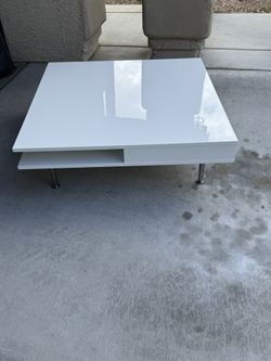 Coffee Table ( Modern) $50