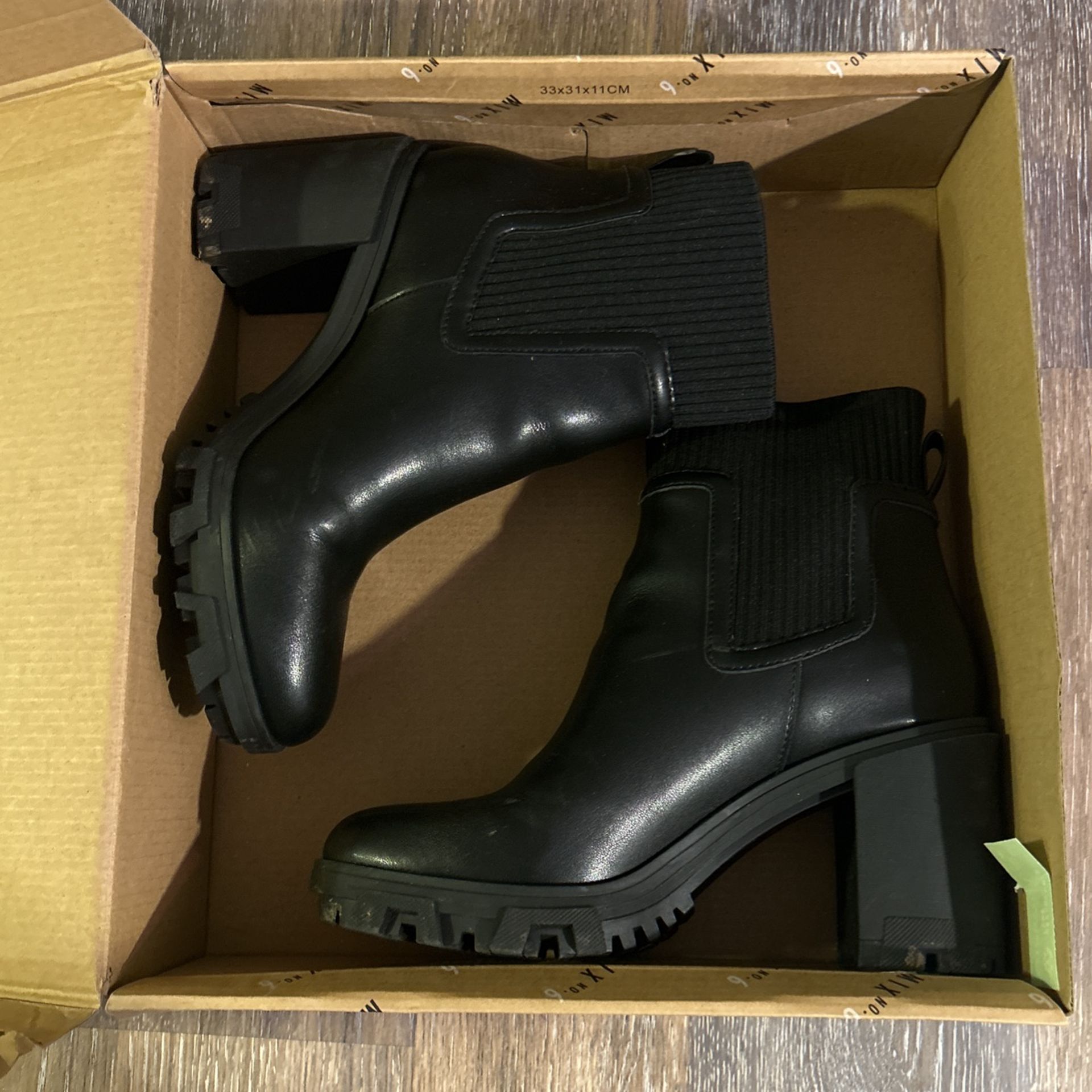 Size 8 Women’s Boots (black)