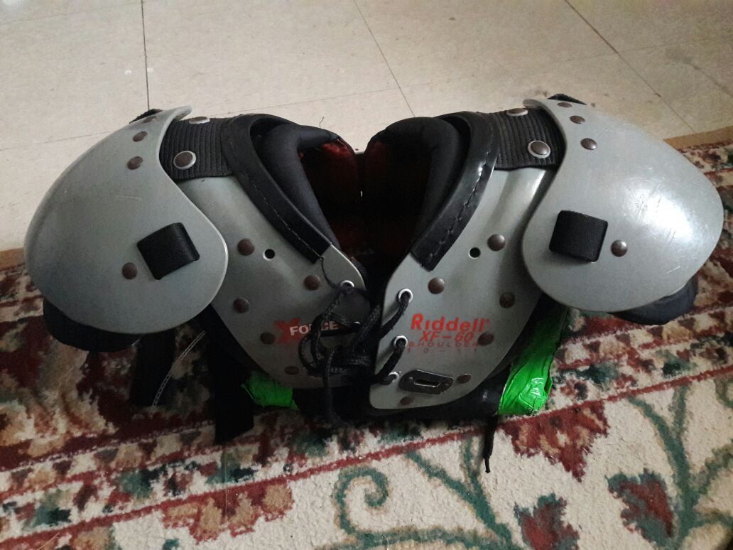 Youth football shoulder pads Riddell xf-60 chest 26-28 sholder 10-11