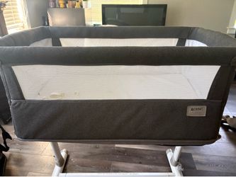 Ronbei baby bassinet, bedside sleeper, Minor holes in mesh, GUC, as is