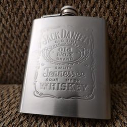 STAINLESS STEEL 7 OZ FLASK.  NEW.  PICKUP ONLY