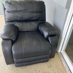 La-Z-Boy Leather Recliner (Like-New/Barely Used)