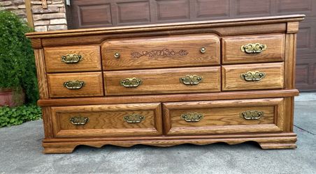 Broyhill Solid oak wood 8-drawer dresser
