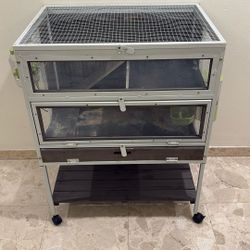 Rabbit and small pets Hutch, Water/Food Feeders Included