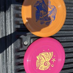 2 frisbees