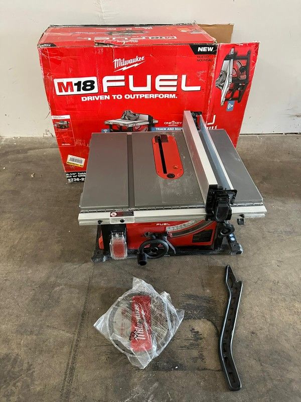 Serrucho eléctrico Milwaukee 7--1/4 for Sale in San Bernardino, CA - OfferUp