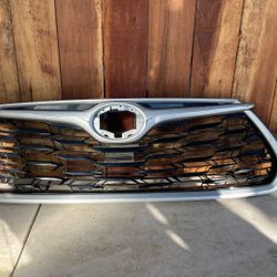 2020 2021 2022 2023 Toyota Highlander Front Upper Grille Silver OEM 531110E250