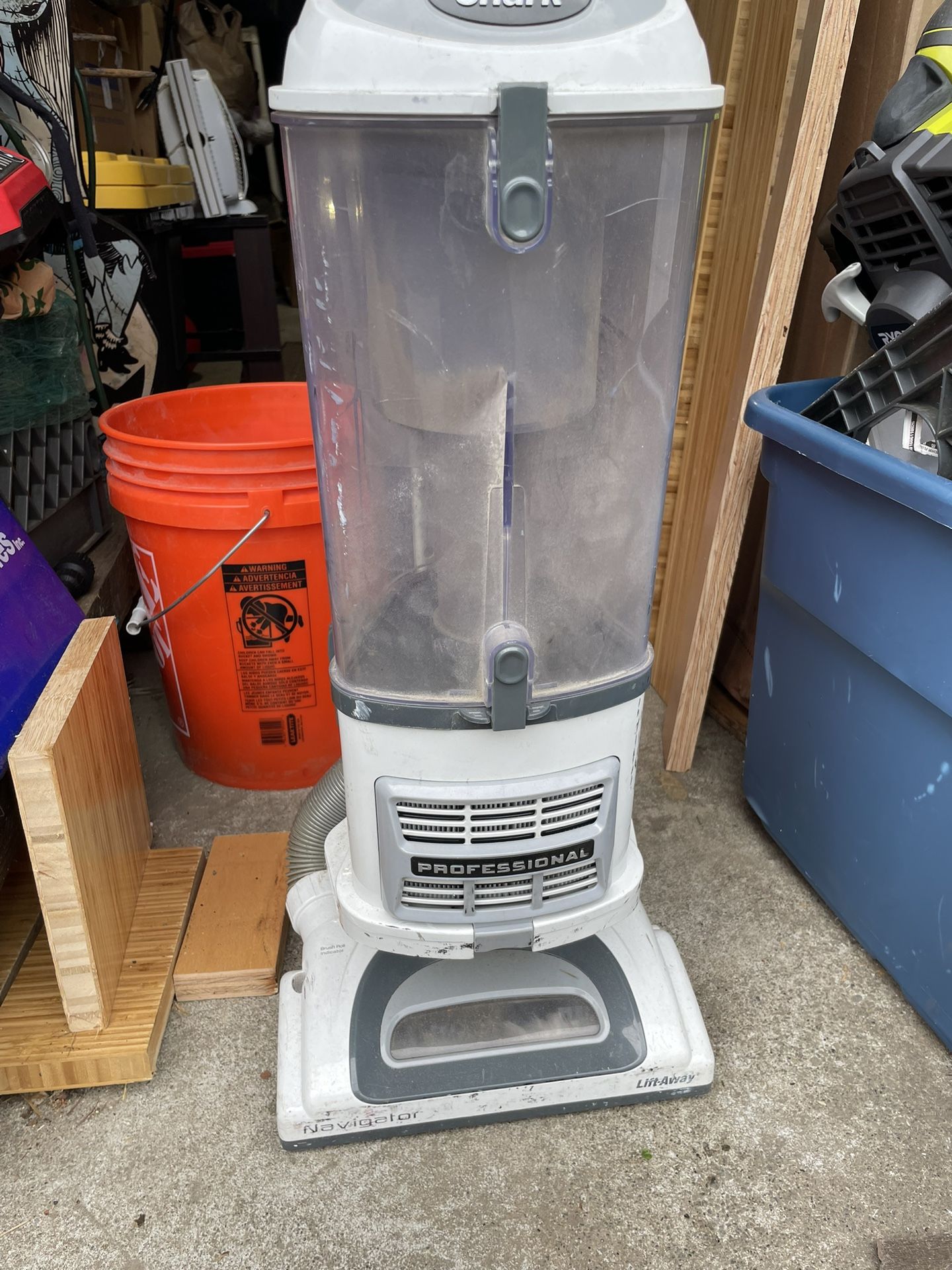 Shark Lift Away Navigator Professional Vacuum 