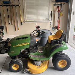 John Deere Lawnmower - L110 Automatic 
