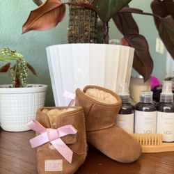 Baby Girl Uggs With Pink Bows US Size 4/5