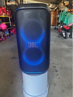 Jbl party box 120 no tiene micrófono 🎤