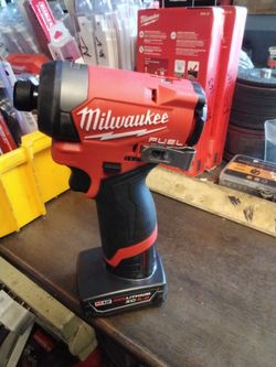 MILWAUKEE M12  FUEL BRUSHLESS IMPACT DRIVER WIHT BATTERY 4,0