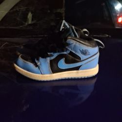 Jordan 1 Mid
University Blue Black