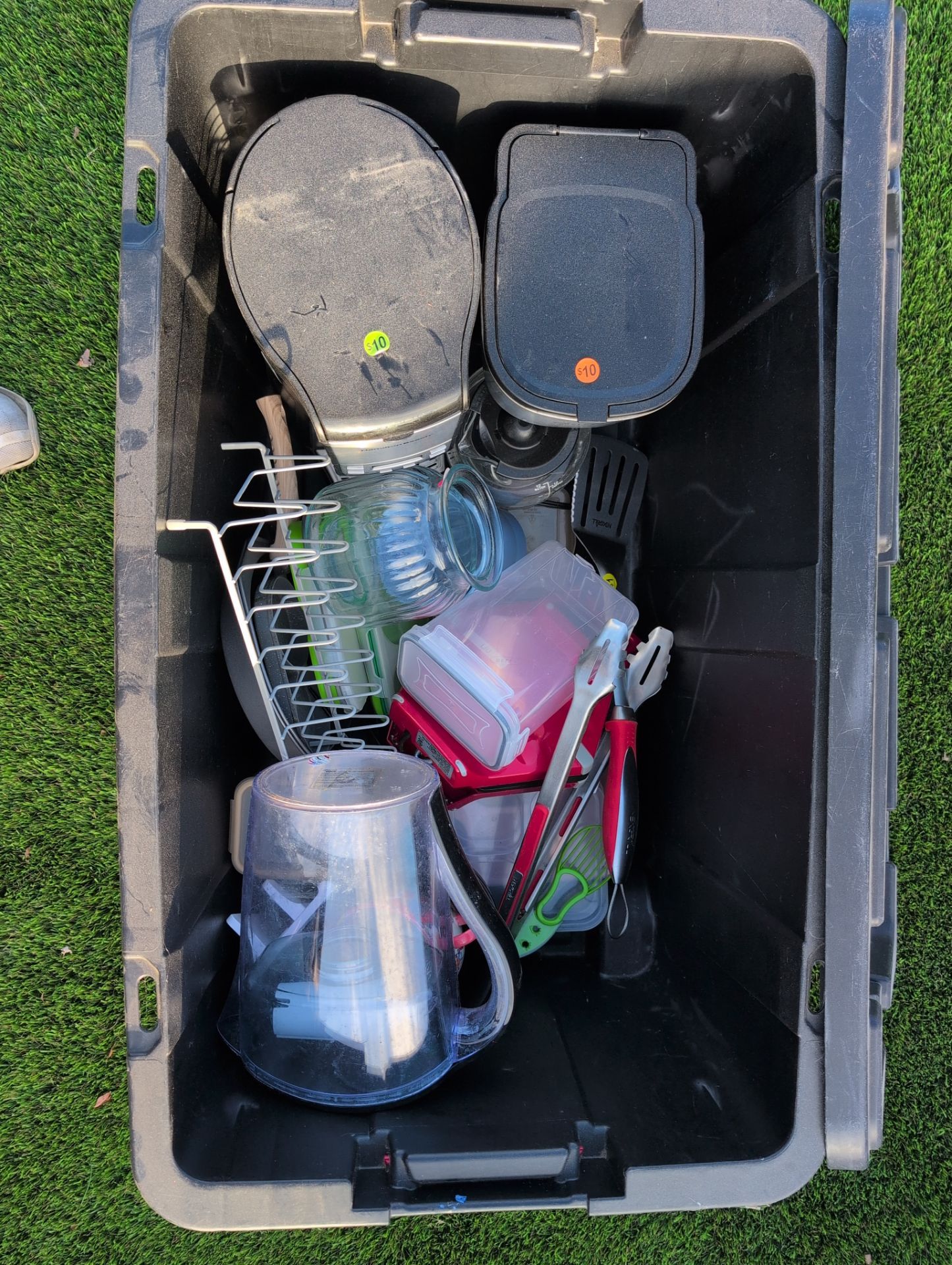 Free stuff (kitchen,lamps) bin not included