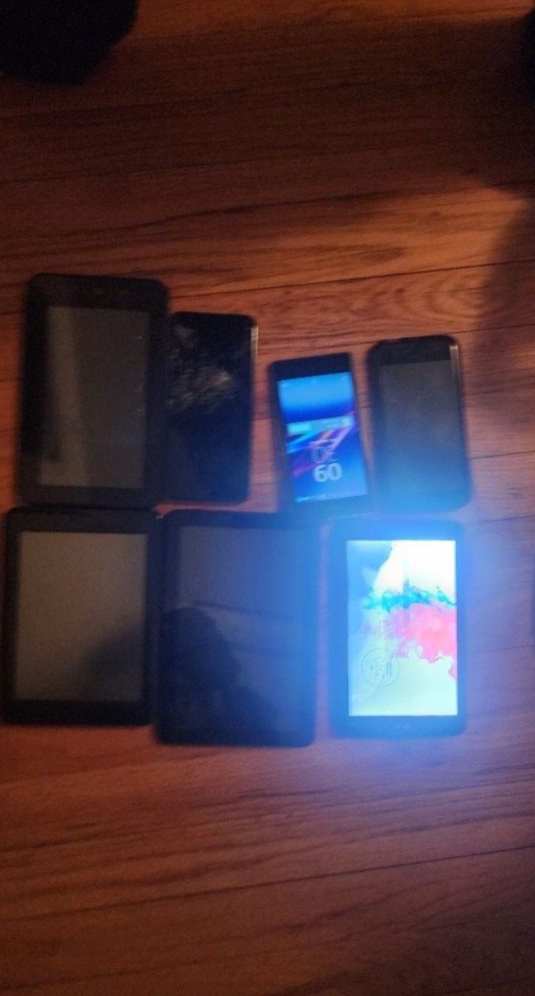 CELL PHONE AND TABLET LOT PARTS ONLY