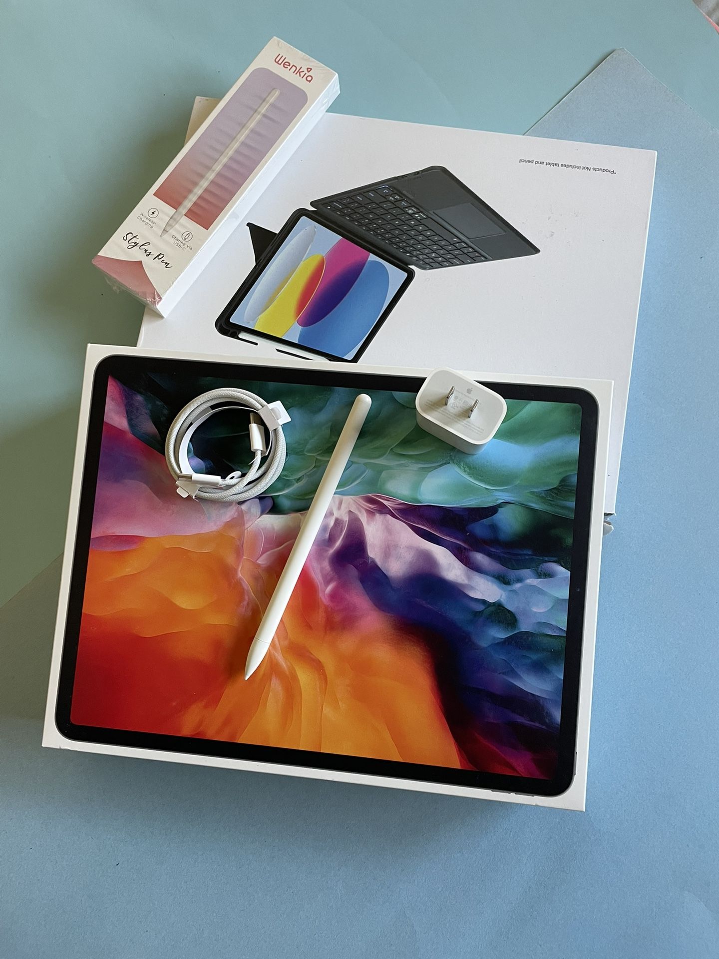 Apple iPad Pro 12.9” 4th Generation 256GB with pen, keyboard & Accessories