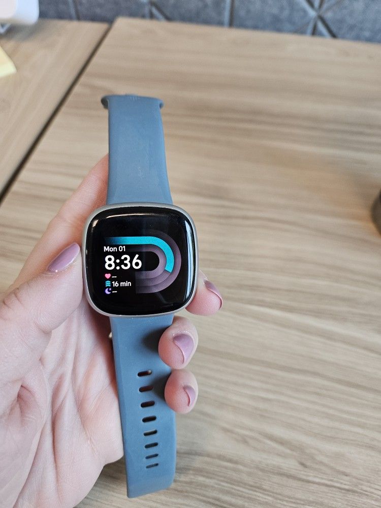 Fitbit Versa 4 Smartwatch 