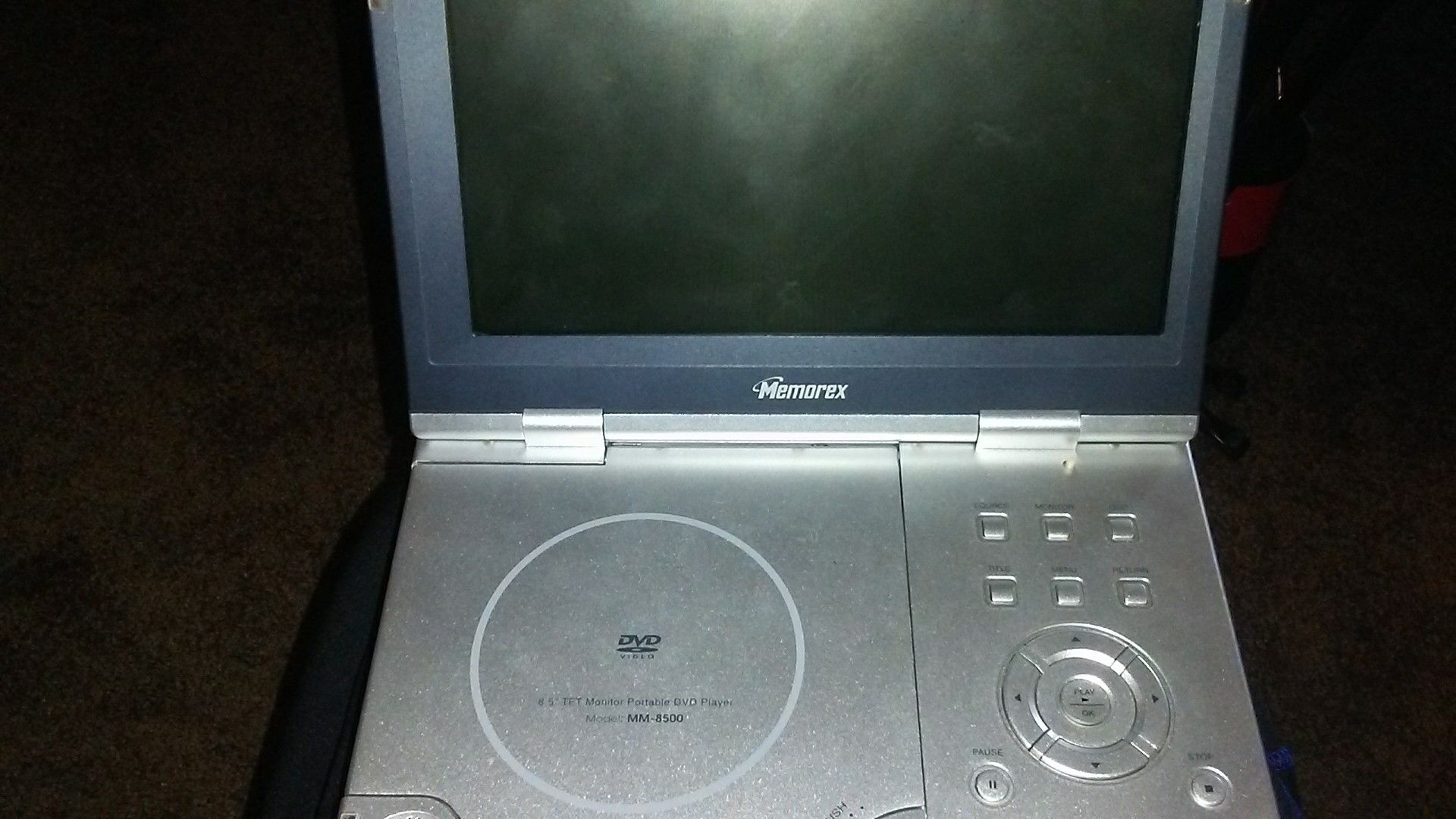 MEMOREX MM 8500 PORTABLE DVD PLAYER