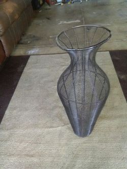 Wire vase