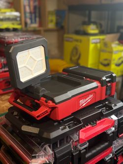 Milwaukee M12 12-Volt Lithium-lon Cordless PACKOUT Flood Light w/USB Charging