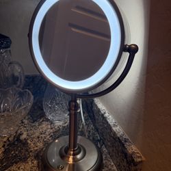 Lighted Vanity Makeup Mirror – Dual Sided