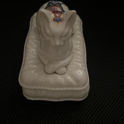 The image shows the base of a vintage Byzantium collection porcelain trinket box made exclusively for Elizabeth Arden in Japan.  These