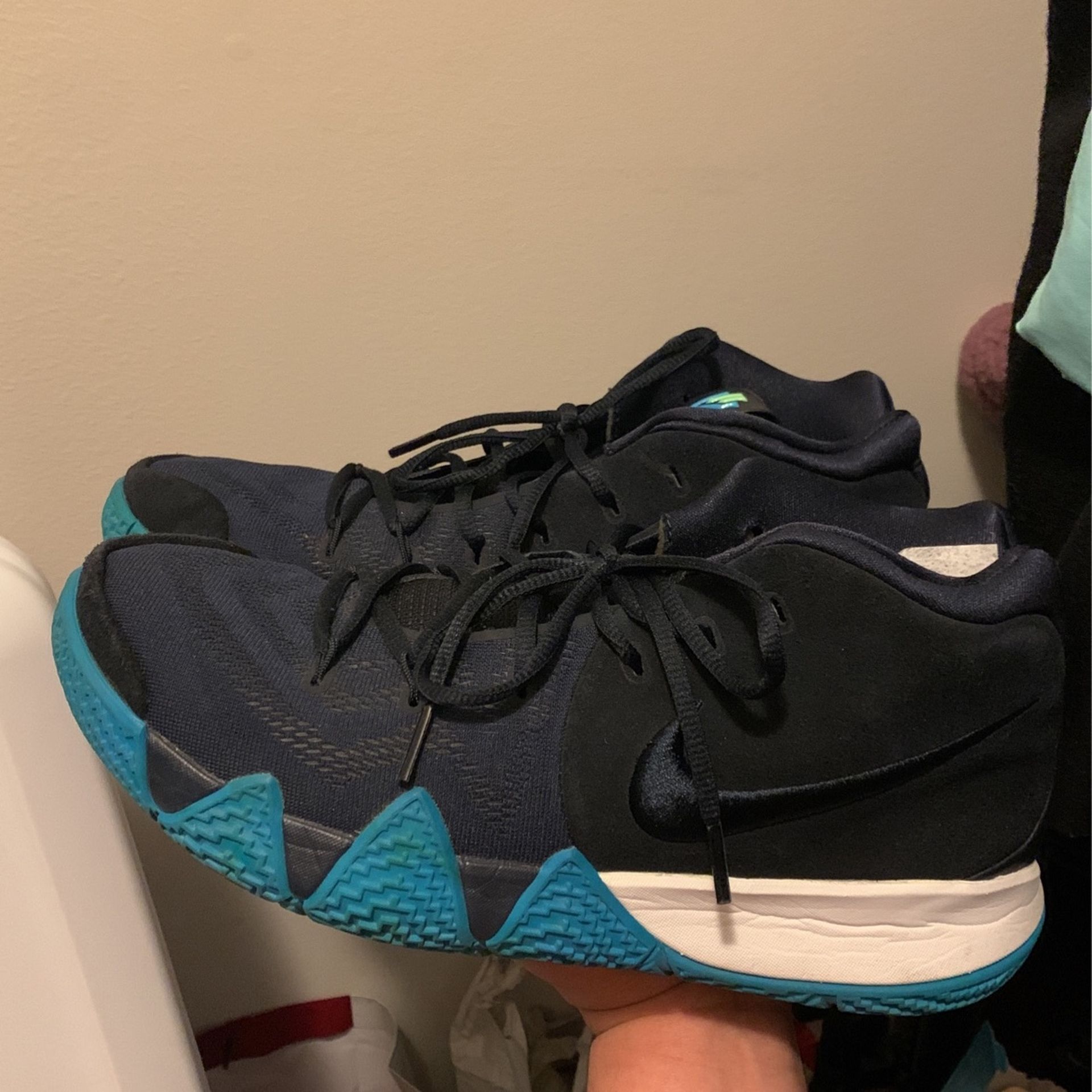 Kyrie Irving 4's Size 11 Obsidian