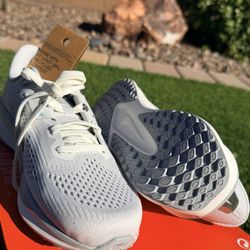 Womans Nike Quest 6 / Size 6