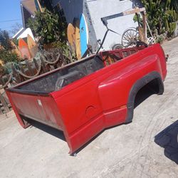 1990s CHEVY FUALLY BED WITH FENDERS!!! NO CRACKS!! 1350$