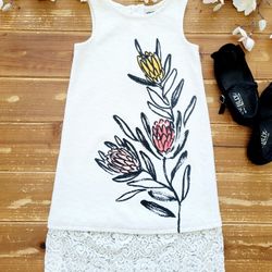 5T SLEEVELESS WHITE MULTICOLOR FLORAL DESIGNED LACE HEM MIDI DRESS