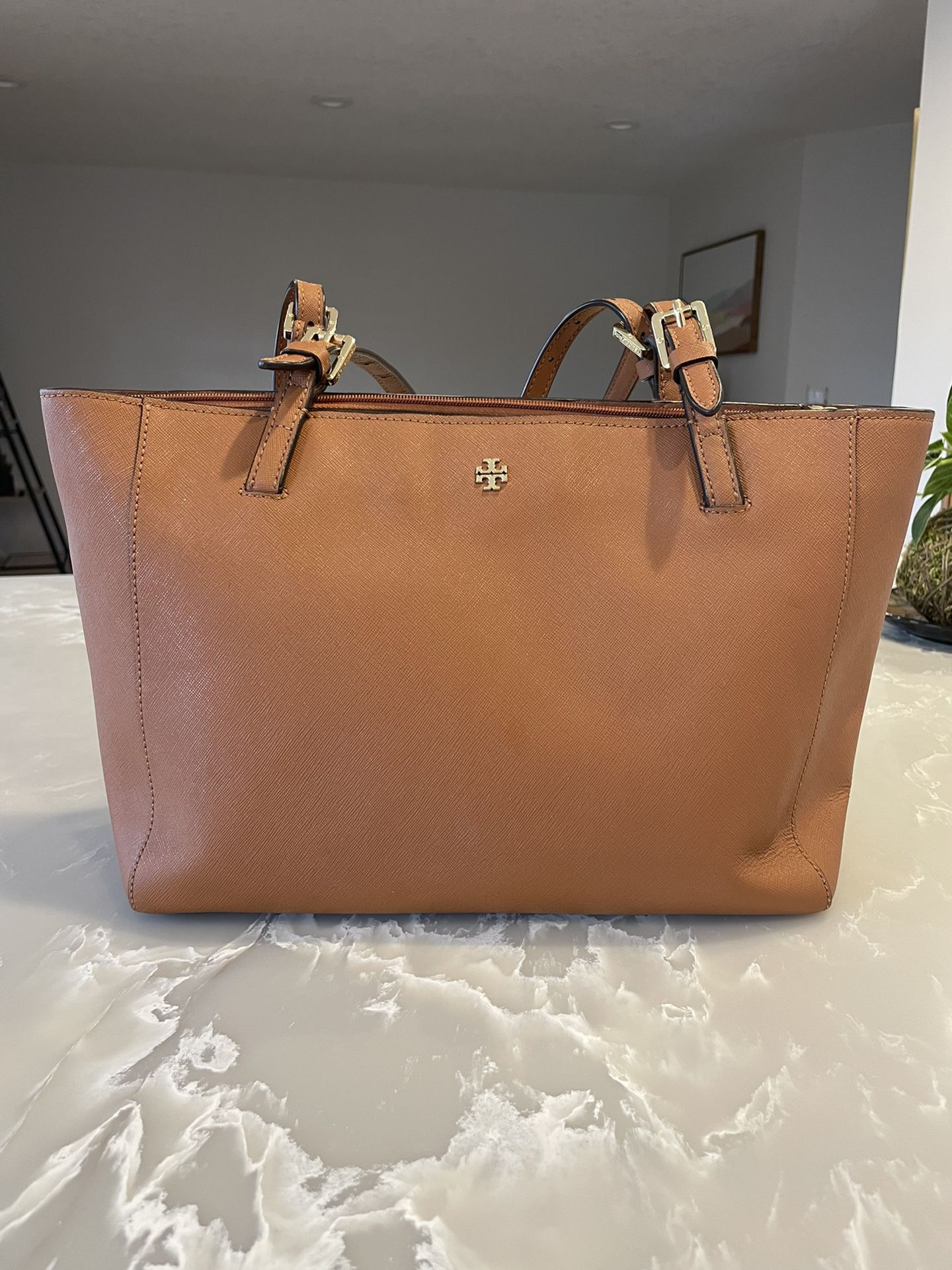 Tory Burch Shoulder Bag With Dust Cover for Sale in Portland, OR - OfferUp
