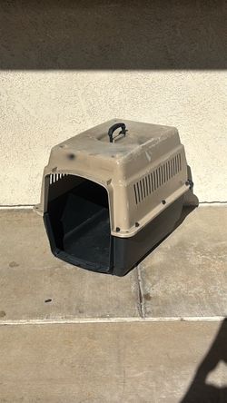DUNA Medium Dog house / Dog Kennel / Pet Carrier – Cracked – $30