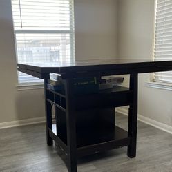 Extendable wooden Dining Table