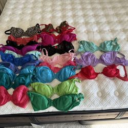 Gorgeous Frederick’s Of Hollywood 22 Bras  Size 32dd