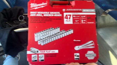 Milwaukee 48-22-9010 47-Piece SAE/Metric Ratchet and Socket Set