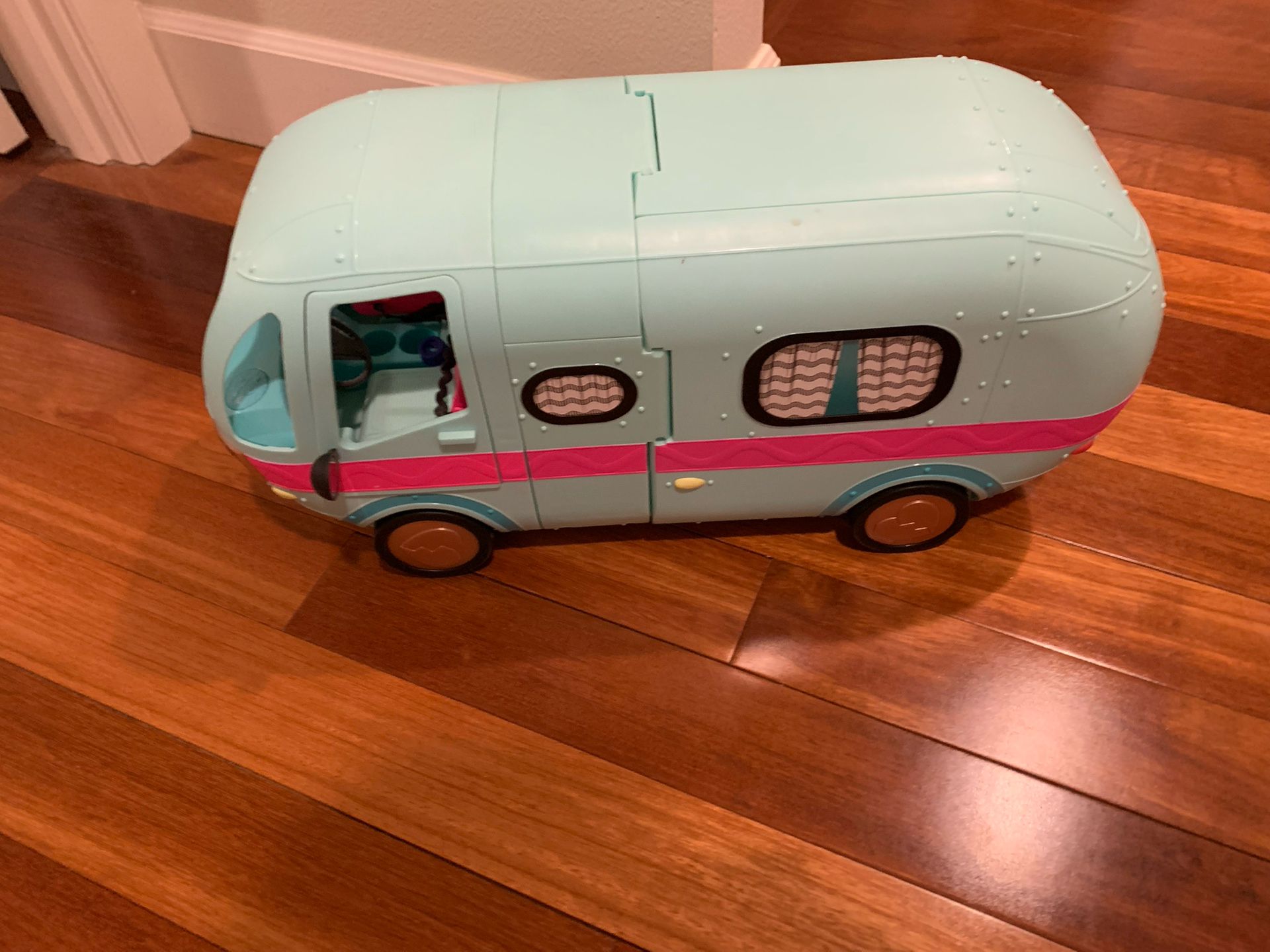 LOL Omg Surprise 2 IN 1 Teal Glamper Play set Camper Bus