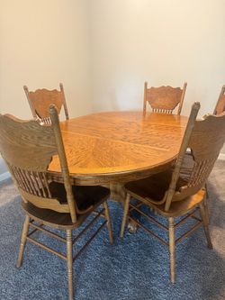 Dining table and 4 chairs w/leaf