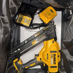 DEWALT 20V MAX XR Lithium-Ion Cordless 2-1/2 in. 15-Gauge Finish Nailer Kit with 2.0Ah Battery, Charger and Contractor Bag