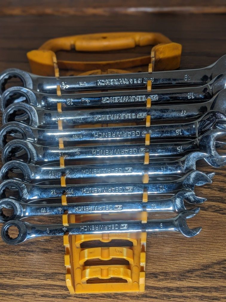 GEARWRENCH 90-Tooth Metric Ratcheting Combination Wrench Set with Tray
