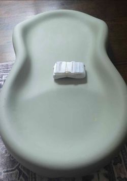 Keekaroo changing pad with belt retails $160