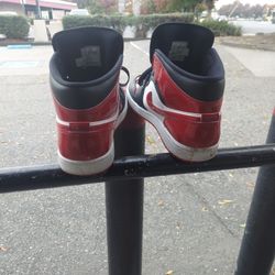 Nike Air Jordans MID 1s SE