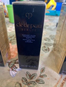 Clé de Peau Beauté Radiant Fluid Foundation