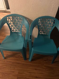 2 sillas  de plástico verdes para patio