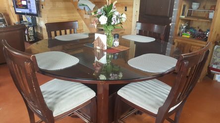 Round Dining room table w/6 chairs