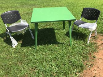 Metal Table w/Plastic&Metal Chairs