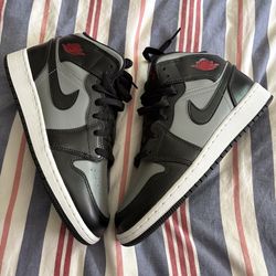 New Jordan 1 Mid Shadow Red Size 6.5 youth
